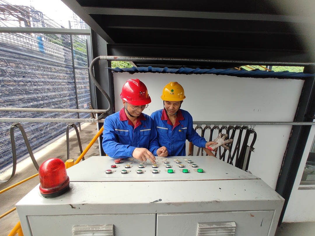 陈劲松(左)正在指导员工使用器械.jpg 陈劲松(左)正在指导员工使用器械.jpg