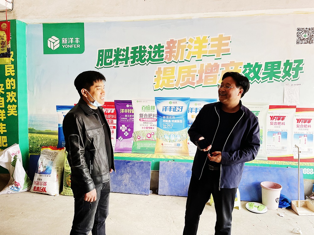 夏长兴(右)在回访客户.jpg 夏长兴(右)在回访客户.jpg