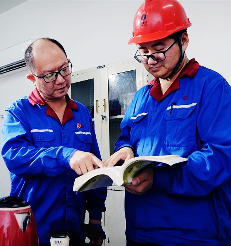 安明(左)和他的徒弟刘严飞(右).jpg 安明(左)和他的徒弟刘严飞(右).jpg