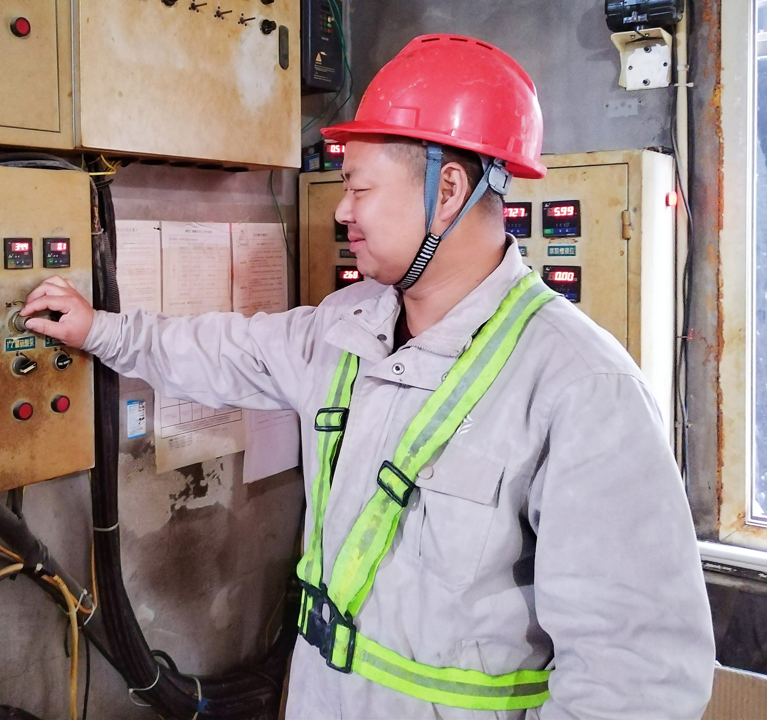 朱安乐正在对中控指标进行调整.jpg 朱安乐正在对中控指标进行调整.jpg